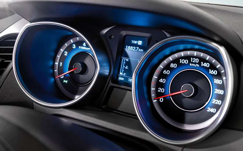 Hyundai Elantra с пробегом: 4 «за», 4 «против» и 4 замечания