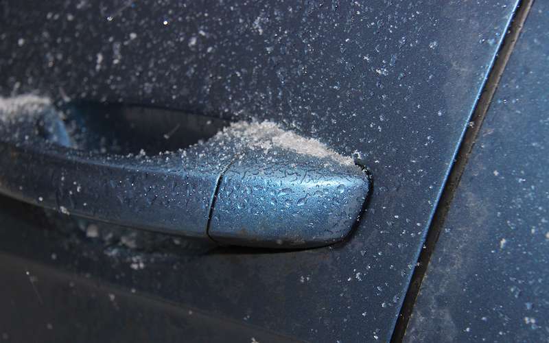 Замерз замок в машине: как быстро и безопасно открыть автомобиль?