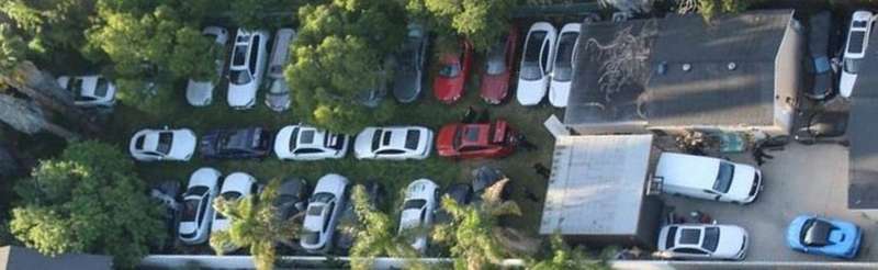 35 угнанных роскошных машин нашли на заднем дворе дома