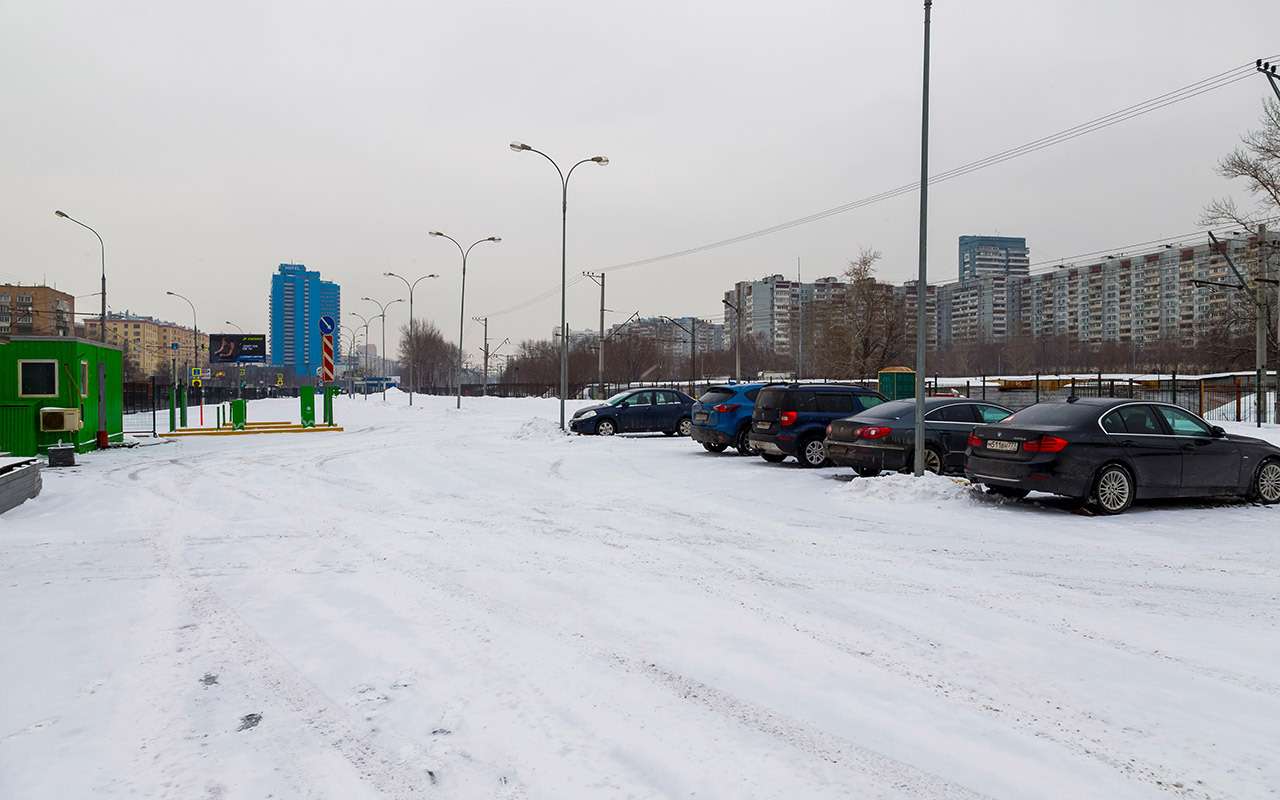 Парковка на «Тимирязевской» вызывающе пуста. Объясняется это, скорее всего, ее неудачным расположением относительно основного утреннего потока.