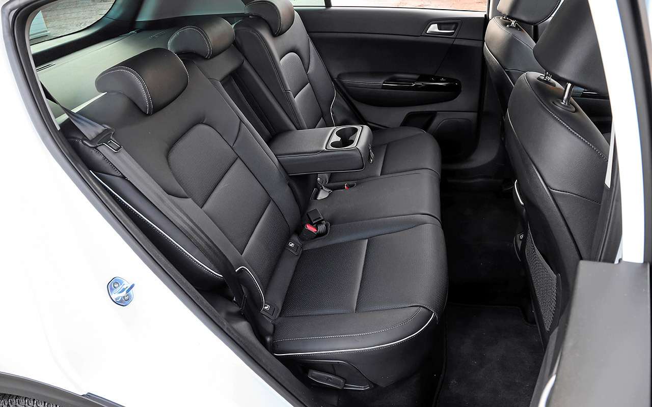 Воздуха в заднем ряду Kia лишь немногим меньше, чем в Subaru. После Форестера нижняя часть дверного проема кажется до неприличия узкой. Есть 12-вольтовая розетка и USB-слот.