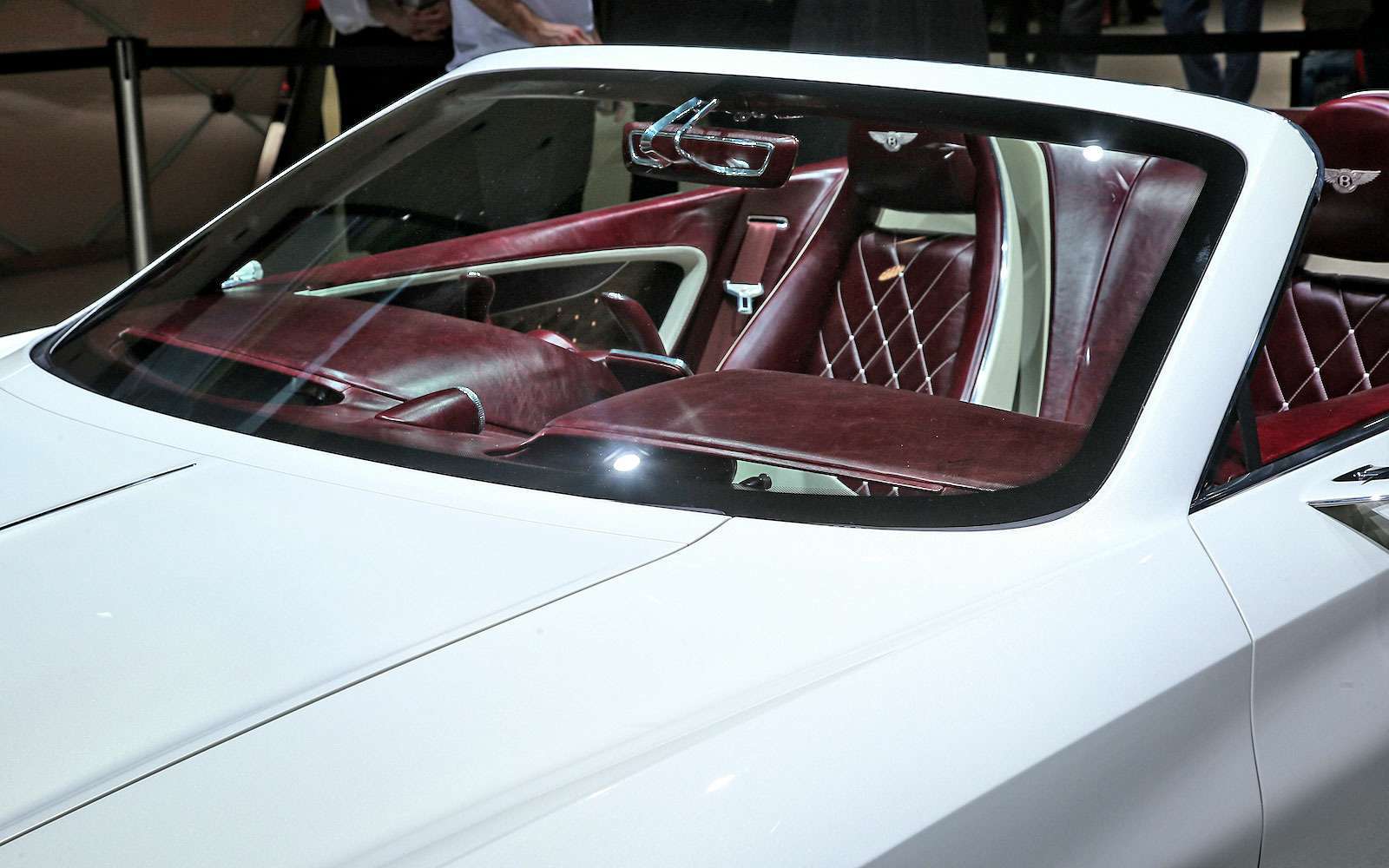 Безвредная красота: Bentley показала родстер EXP 12 Speed 6e — фото 718273