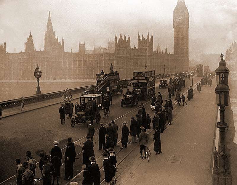 Возобновление гонки «Лондон — Брайтон» в 1927 году. Это первое в истории соревнование старинных автомобилей
