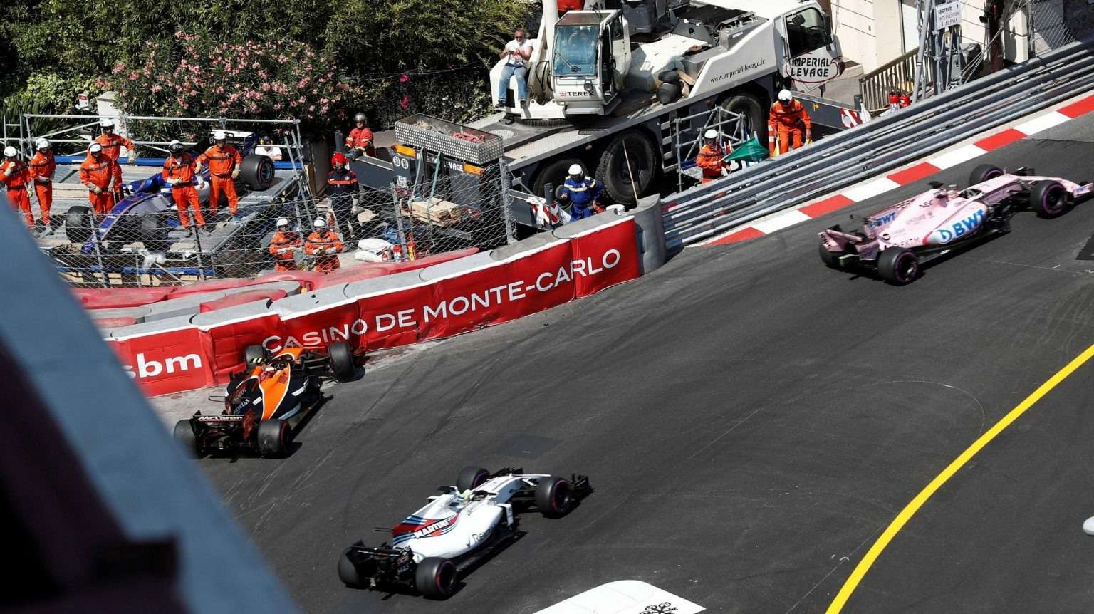 Стоффель Вандорн (McLaren) ошибся на торможении в первом повороте и выбыл из гонки.