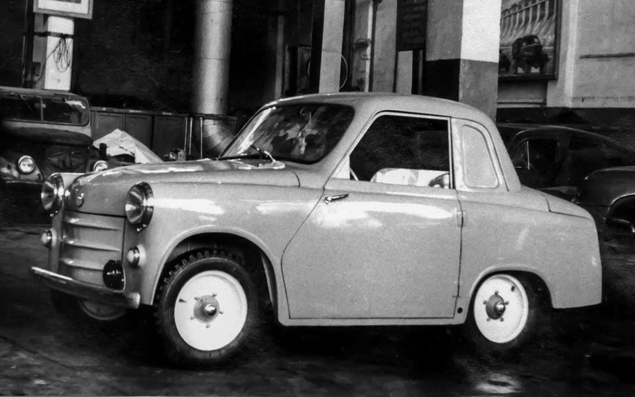 В 1955 году после коллективного письма группы инвалидов в правительство на Горьковском заводе разработали ГАЗ‑18. Полноценная машина с закрытым кузовом получила двухцилиндровый двигатель – половинку мотора Москвич‑402 объемом 0,62 л и мощностью 18 л.с. Удивительнее то, что ГАЗ‑18 имел автоматическую коробку передач, созданную на базе агрегата для Волги и Чайки. Но ни ГАЗ, загруженный работой, ни тем более слабо оснащенный СМЗ начать производство, понятно, не могли.