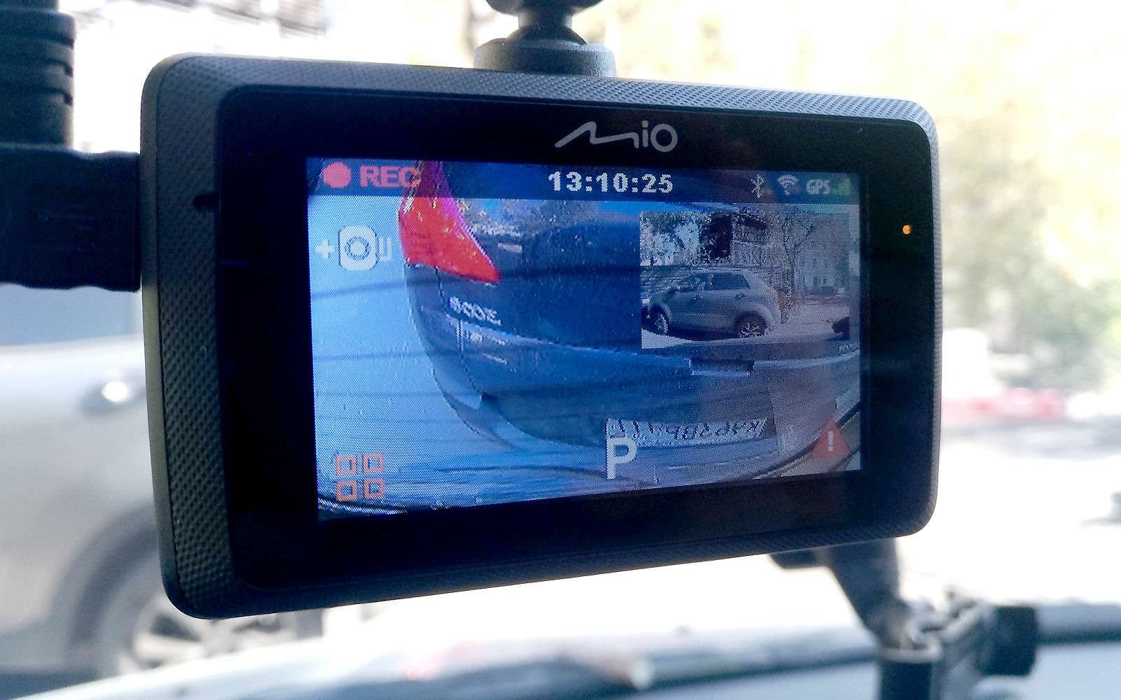 Задняя камера на Ларгусе позволяет разглядеть происходящее в непосредственной близости от машины. Однако при таком угле атаки камера уже не справляется с основной задачей. В случае ДТП, траекторию движения автомобиля, который врезался в вас сзади, по видеозаписи не понять.