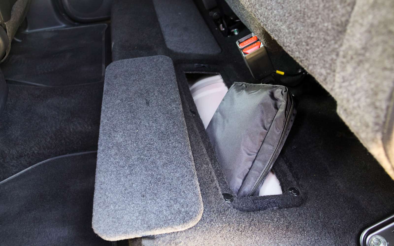 Заменяющие багажник небольшие ниши для хранения домкрата, баллонного ключа, аптечки и прочей мелочевки расположены под задним сиденьем.