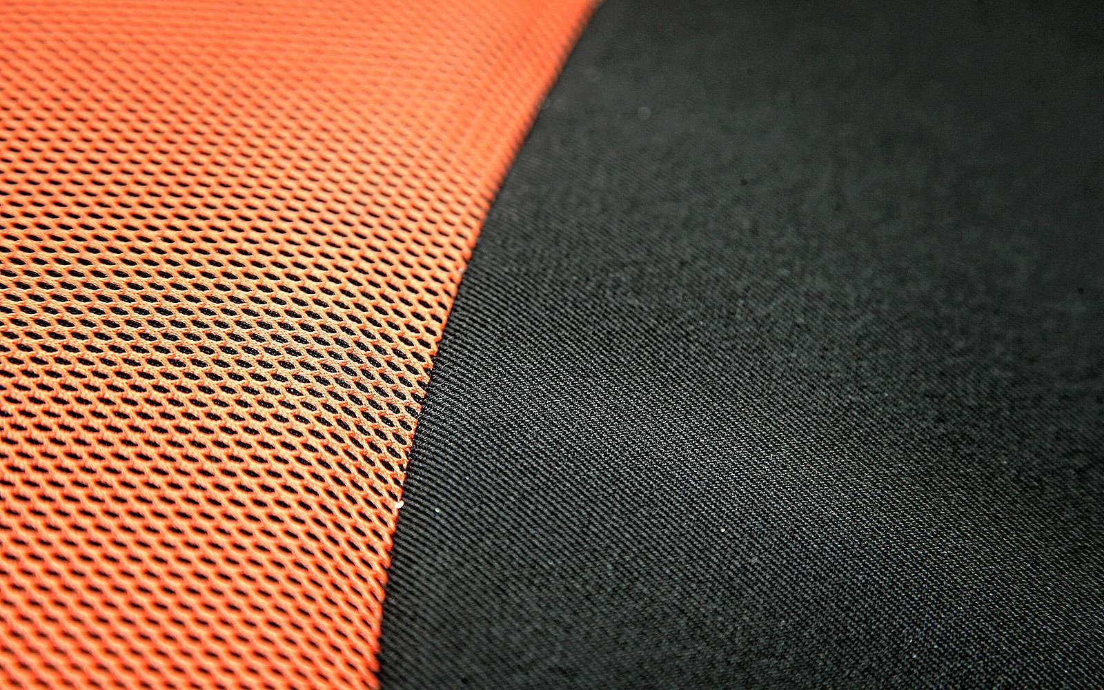 Комбинированные ткани могут придавать различным частям сиденья разные свойства. Оранжевые вставки с более крупным плетением обеспечивают лучшее пароотведение.