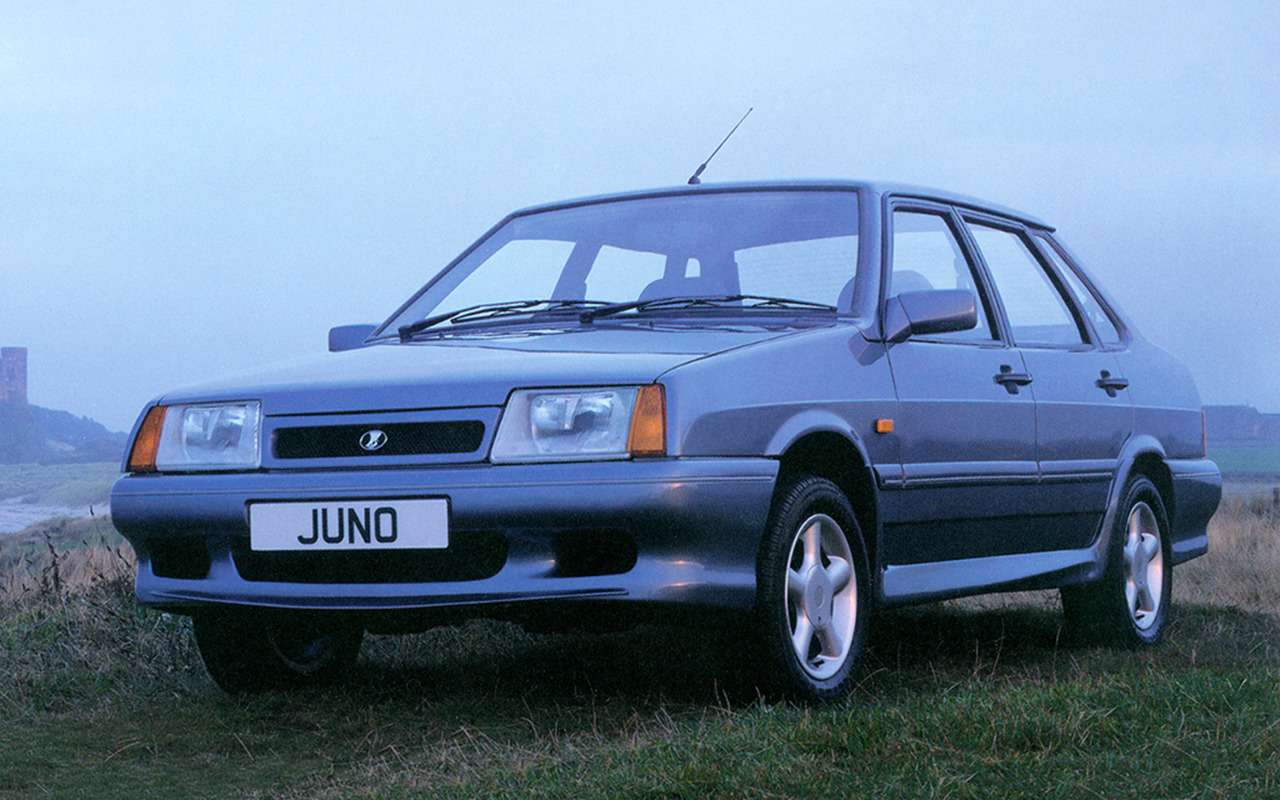 Праворульная британская Lada Samara Juno с довольно странным обвесом.