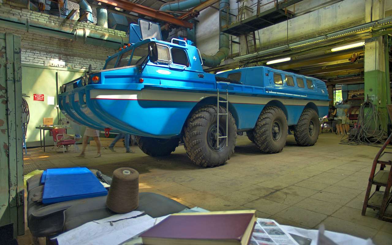 ЗИЛ-49061– трехосный полноприводный плавающий автомобиль, созданный на базе вездехода ЗИЛ-4906 в 1975 году. Автомобиль вошел в состав поисково-спасательного комплекса «Синяя птица».