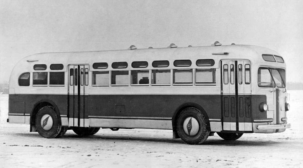 Один из двух опытных образцов автобуса, декабрь 1946 года. Изображение с ресурса www.avtoar.com