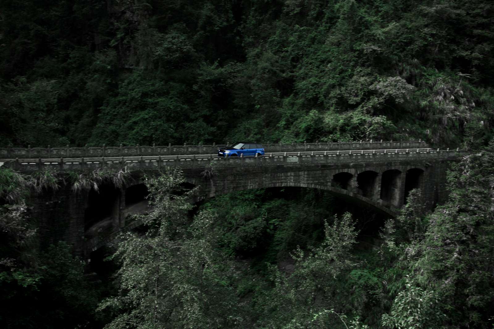 Range Rover Sport SVR оказался быстрее Ferrari на горной дороге — фото 853310