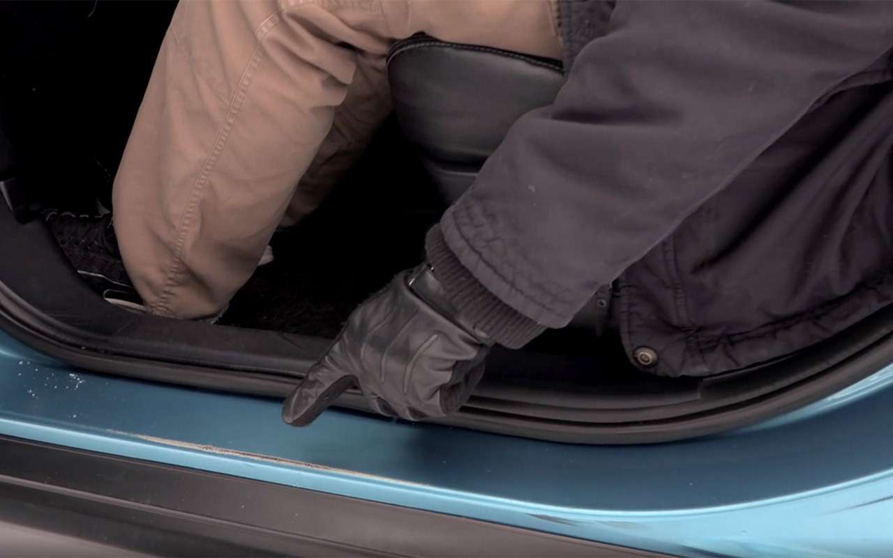 Уплотнители дверей и крышки багажника протирают краску до голого металла – и это еще одна причина возникновения коррозии.
