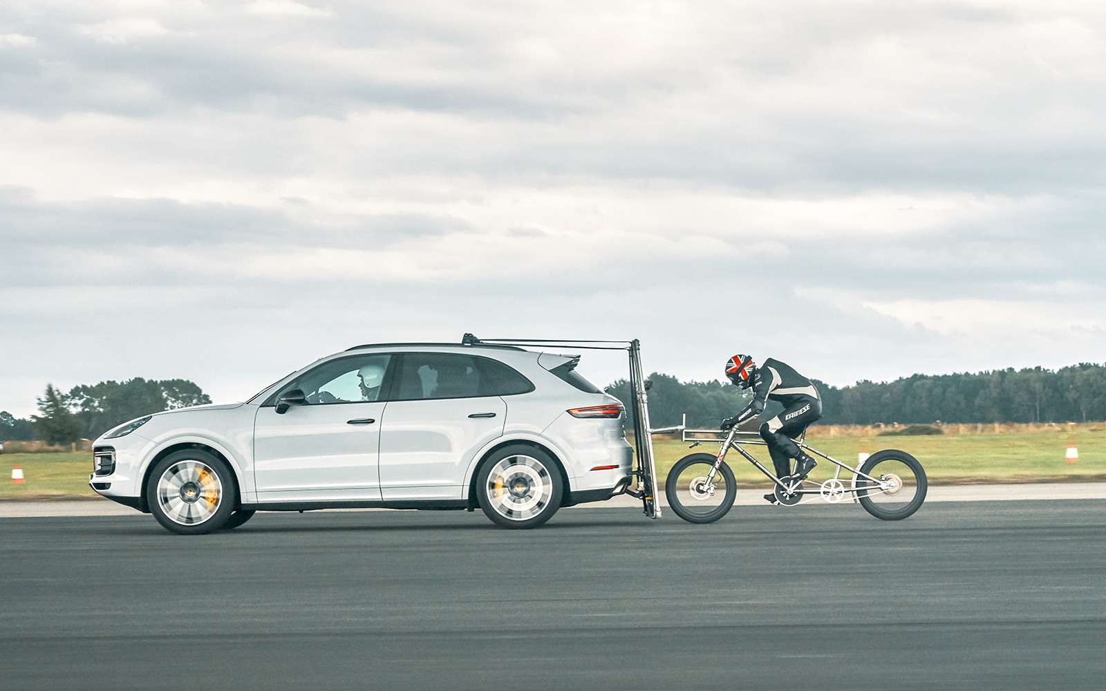 Велосипедист разогнался до 240 км/ч с помощью Porsche Cayenne