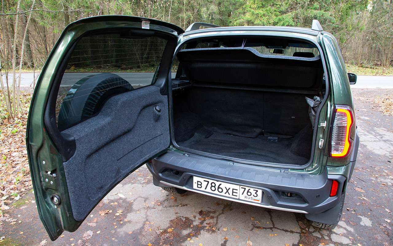 Дверь багажника открывается в правильную сторону, прикрывая от дороги. Объем совсем небольшой и нет никаких дополнительных отделений.