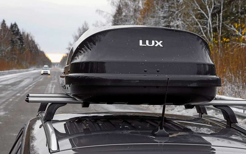 Багажники Lux показали себя отлично. Содержимое осталось чистым даже после «грунта», штатные ремни выдержали 50‑килограммовый балласт. Уровень шума и расход топлива с кофром на крыше растут несильно.