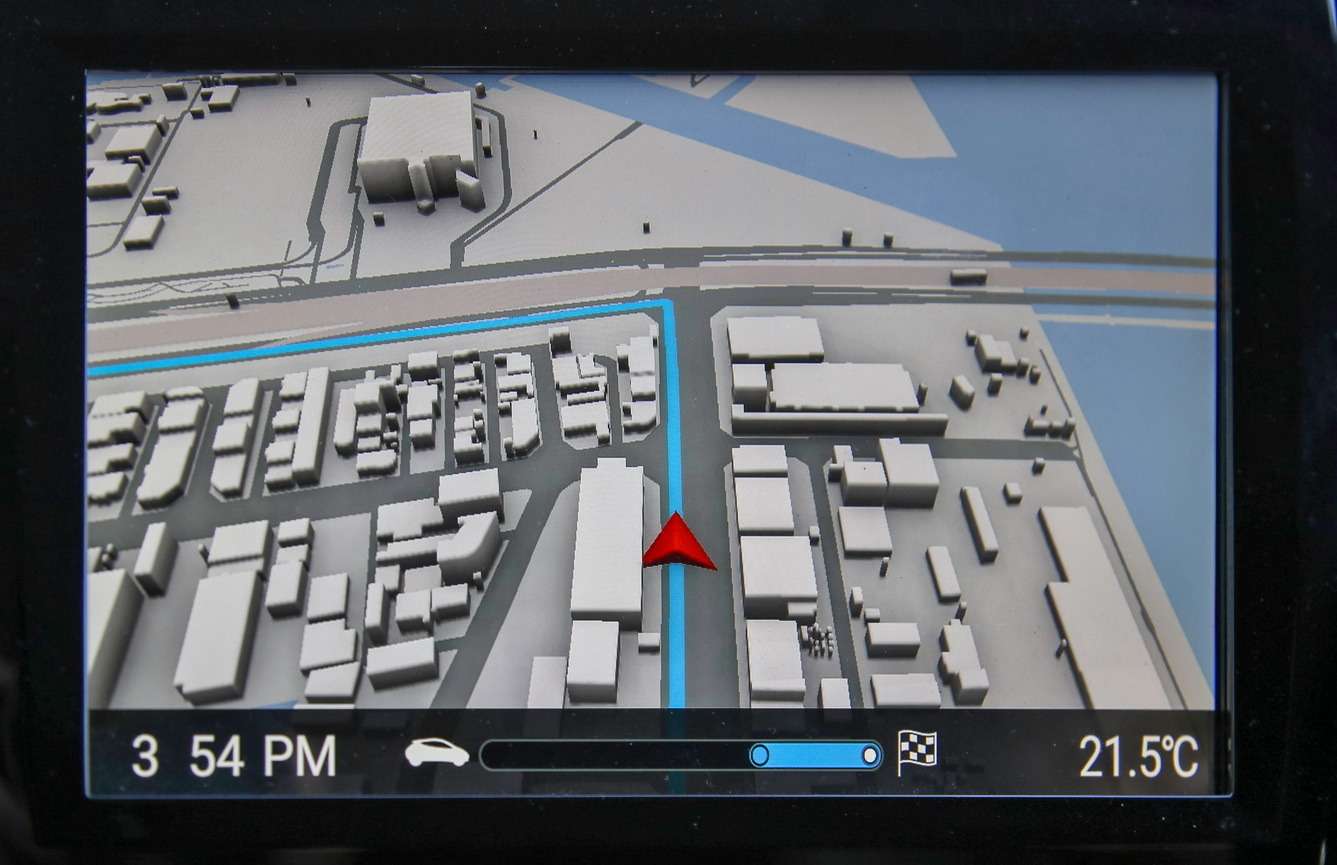 На центральном дисплее – трехмерная картинка местности и наш маршрут. Повороты – только налево