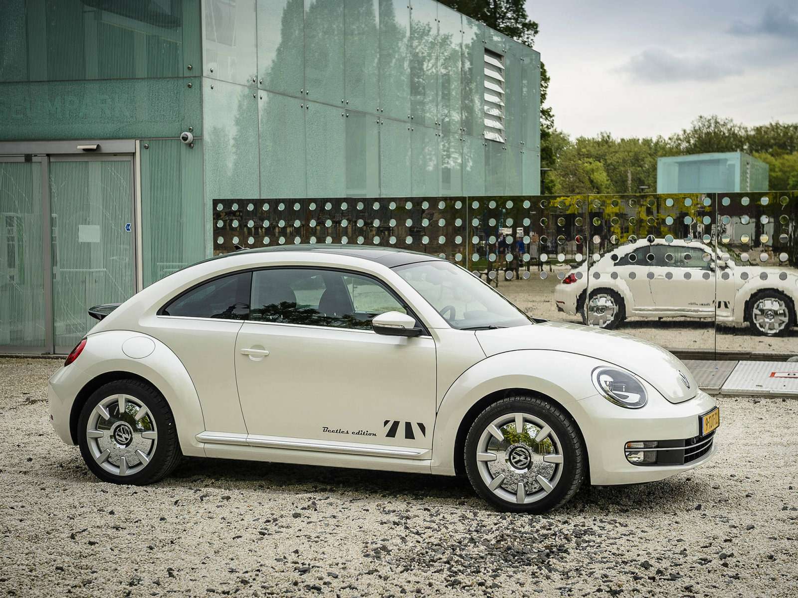 Volkswagen_Beetle_Coupe_2014