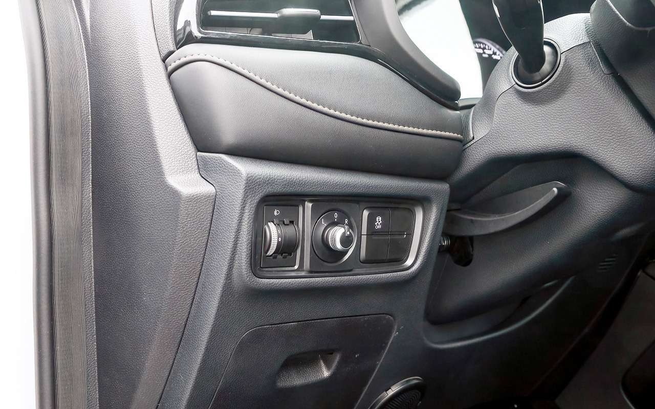 Редки живые кнопки и клавиши: отключения ESP, регулировки зеркал и положения фар, электромеханического ручника и системы AutoHold.