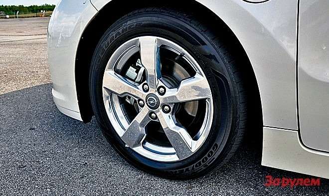 У машины дисковые тормоза по кругу и 17-дюймовые алюминиевые колеса. На шинах «Гудиер-Ассуранс» надпись: «Не для продажи». К моменту вывода автомобиля на рынок их заменят товарными покрышками с низким сопротивлением качению.