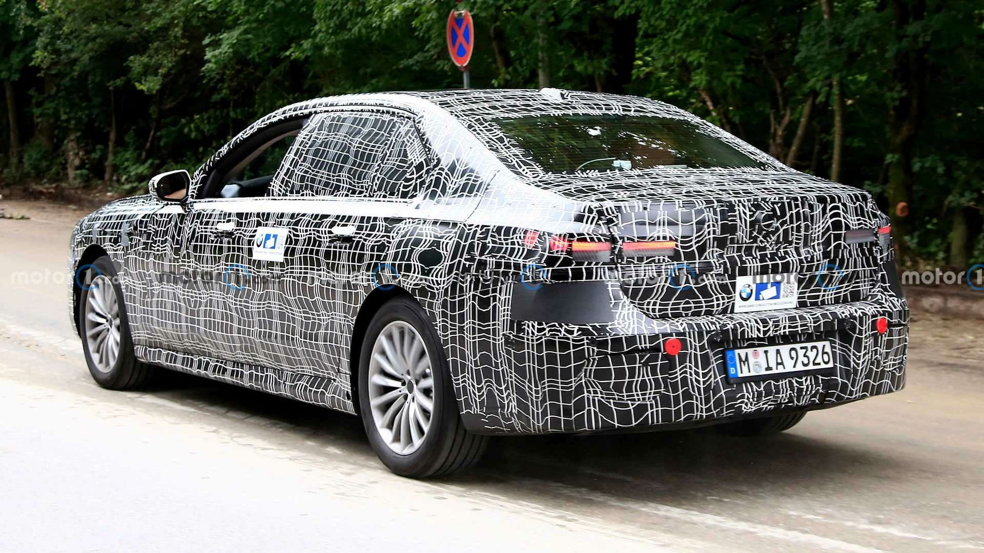 Новая «семерка» BMW получит улучшенные двигатели — фото 1279087