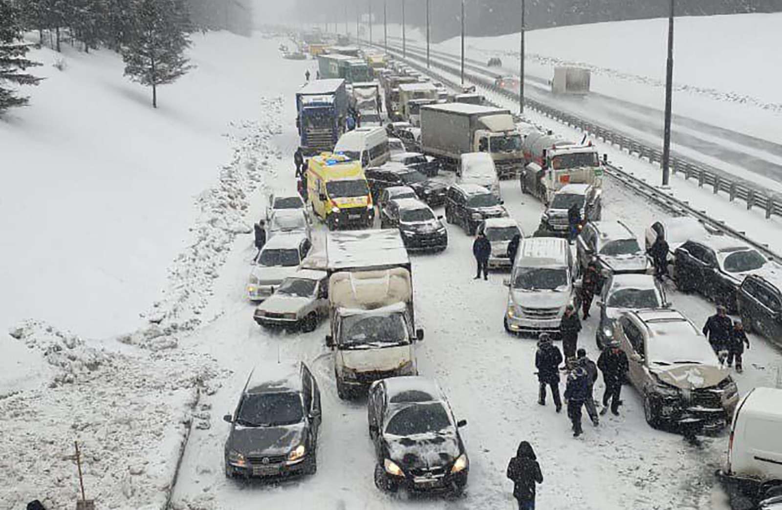 Массовая авария на трассе М-2 «Крым»: столкнулись десятки машин