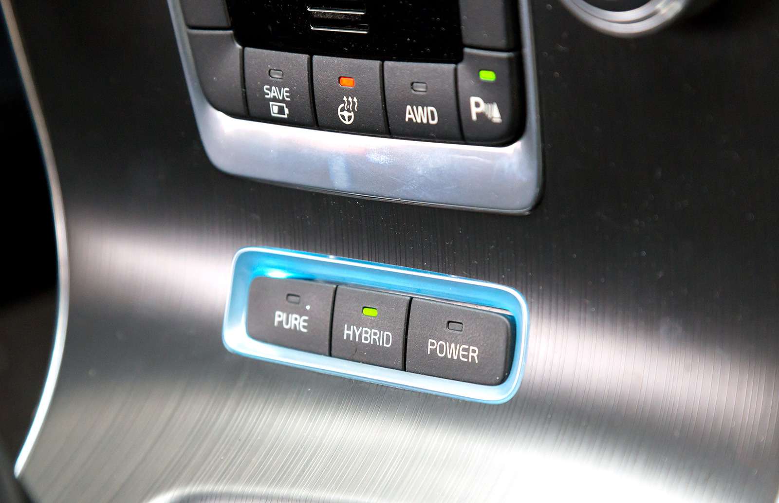 Volvo V60 D6 Plug-In Hybrid. Клавиша Save принудительно полностью заряжает батарею