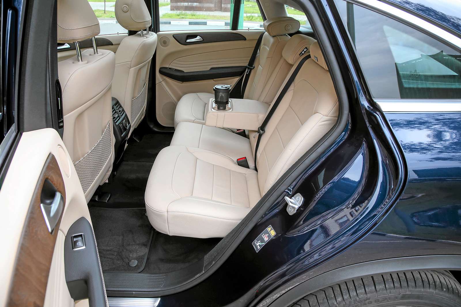 Mercedes-Benz GLE 400 4Matic Coupe. Крыша пологая, тем не менее сзади запас пространства над головой есть даже у высоких пассажиров.