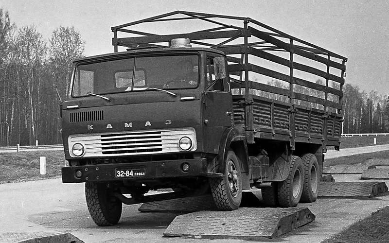 КамАЗ‑53202 1971 года с модерни­зированной кабиной – на полигонных испытаниях.