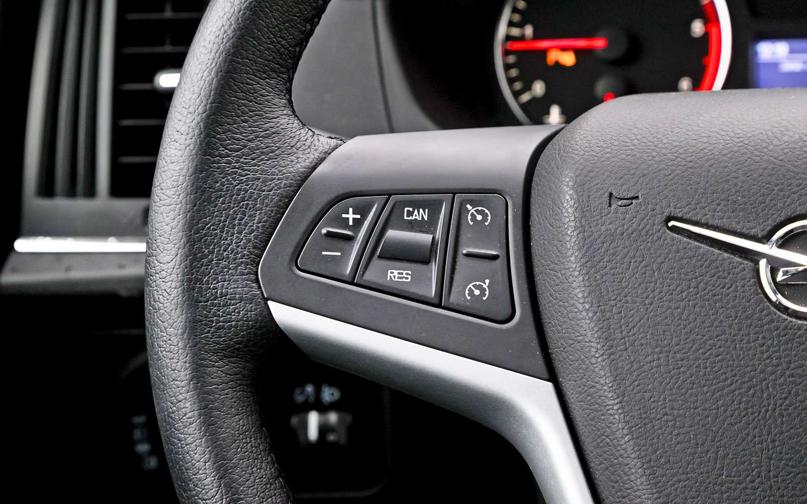 Новый руль может быть дополнен кнопками, в том числе для управления круиз-контролем, который отнесен к опциям.
