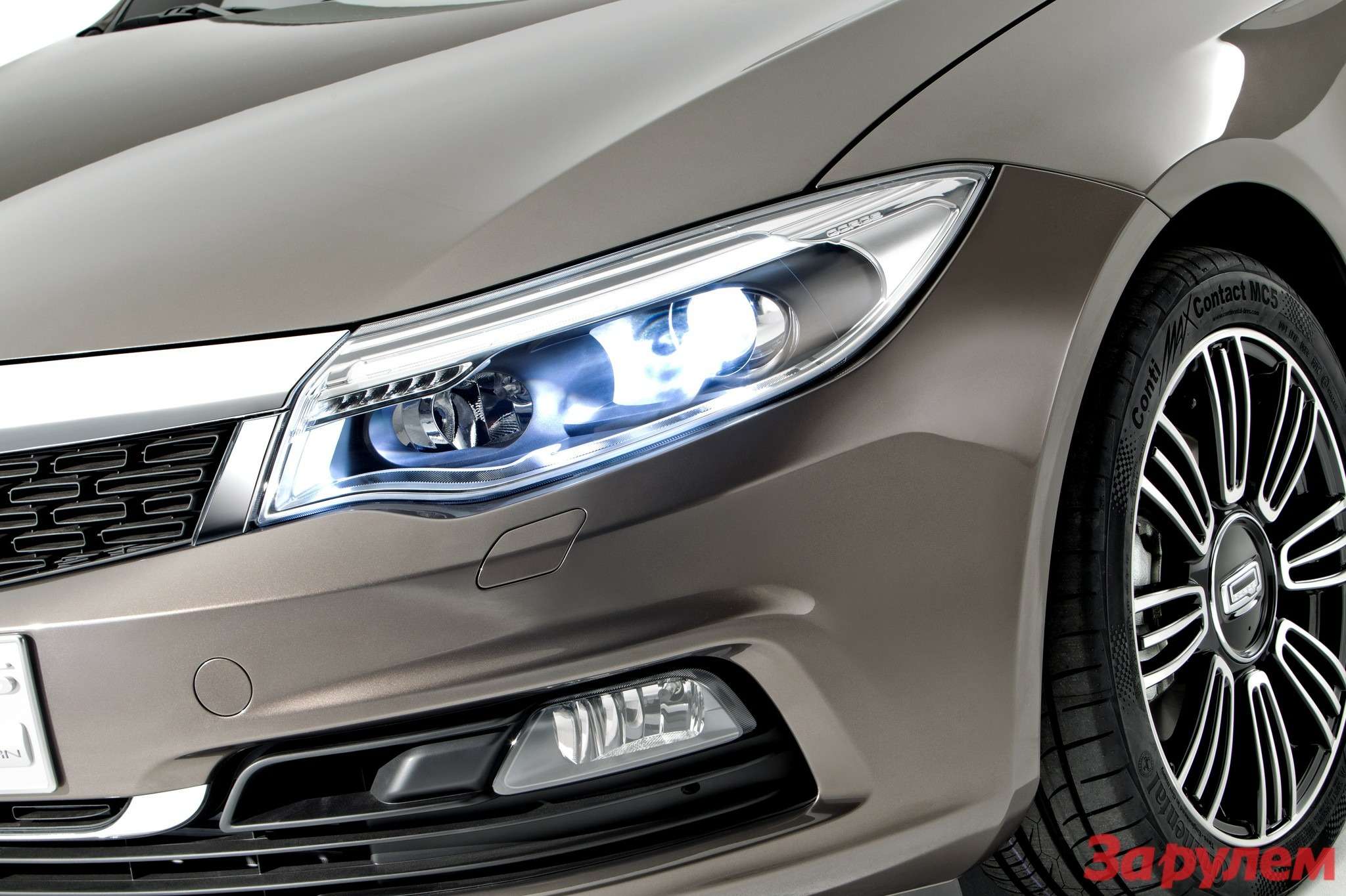 649719_Qoros 3 Sedan — detail — front qtr lights on