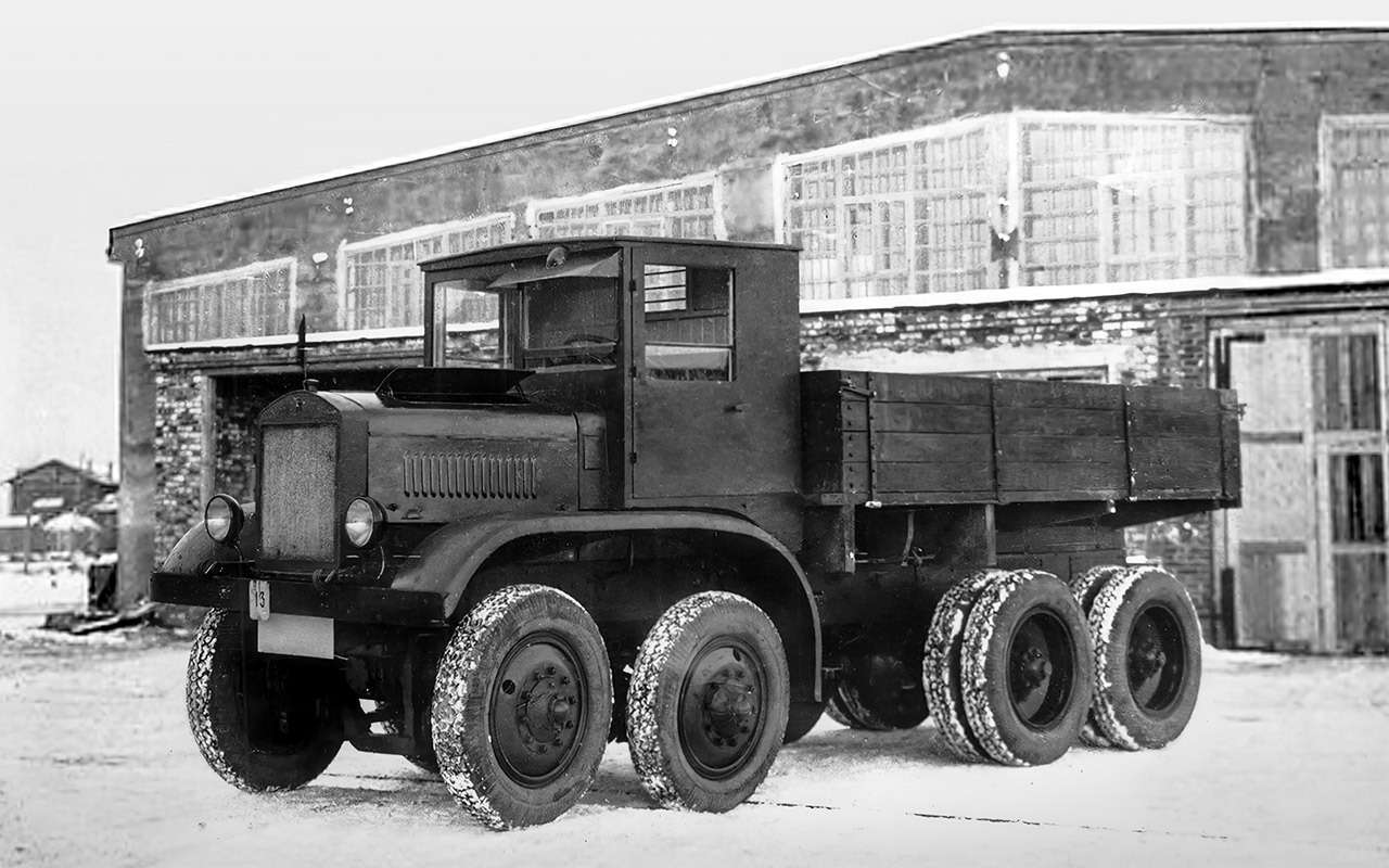 Полноприводный четырехосный ЯГ‑12 получил от серийного ЯГ‑10 кабину, заднюю тележку и некоторые другие узлы и агрегаты.