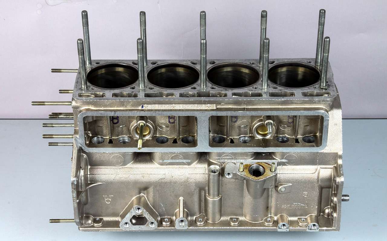 На моторе УМЗ‑421 сухие чугунные гильзы размещают в блоке непосредственно в процессе отливки из алюминиевого сплава под давлением.