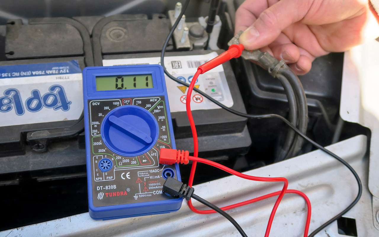 Измеряем ток утечки с помощью прибора Tundra DT 830B. При этом устанавливаем режим 10 А – с запасом.