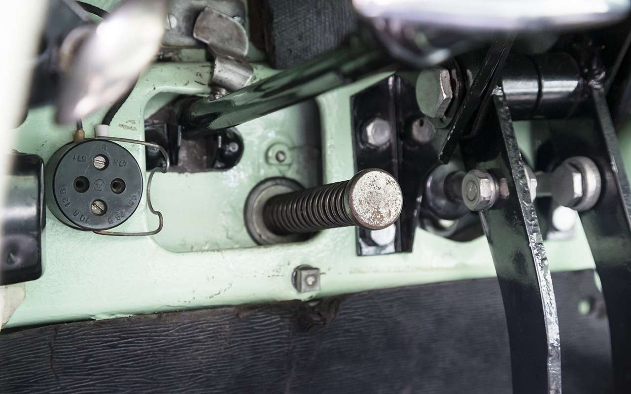 Над педалью сцепления ножная кнопка подачи смазки к узлам передней подвески.