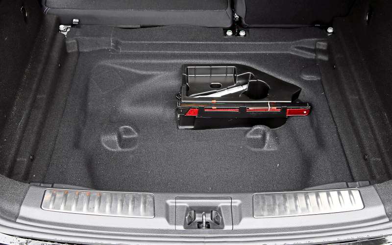 VW Golf GTI против Infiniti Q30 —  кто любит погорячее