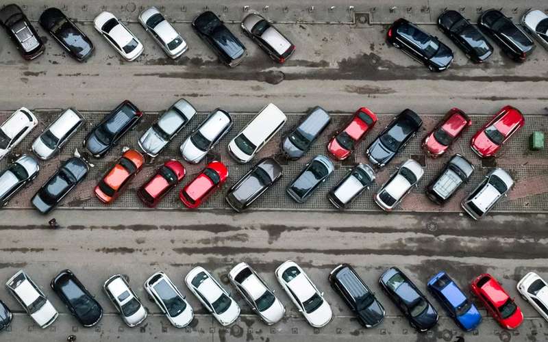 Диагональная парковка не только облегчает въезд и выезд, но и позволяет уменьшить боковые интервалы.