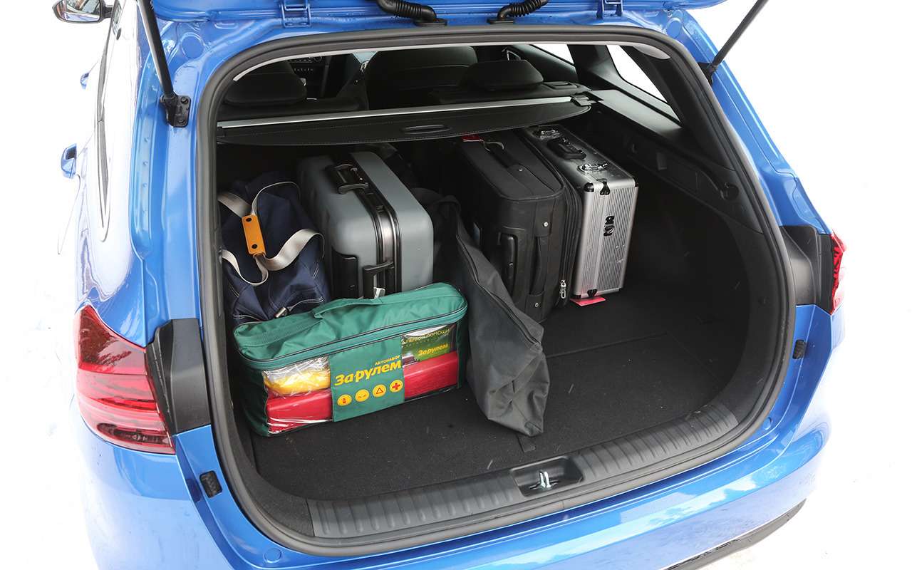 Багажник Киа вмещает 428 литров (по нашей методике замеров). Разница в объеме видна невооруженным глазом — при загрузке тех же вещей тут остается много свободного места.