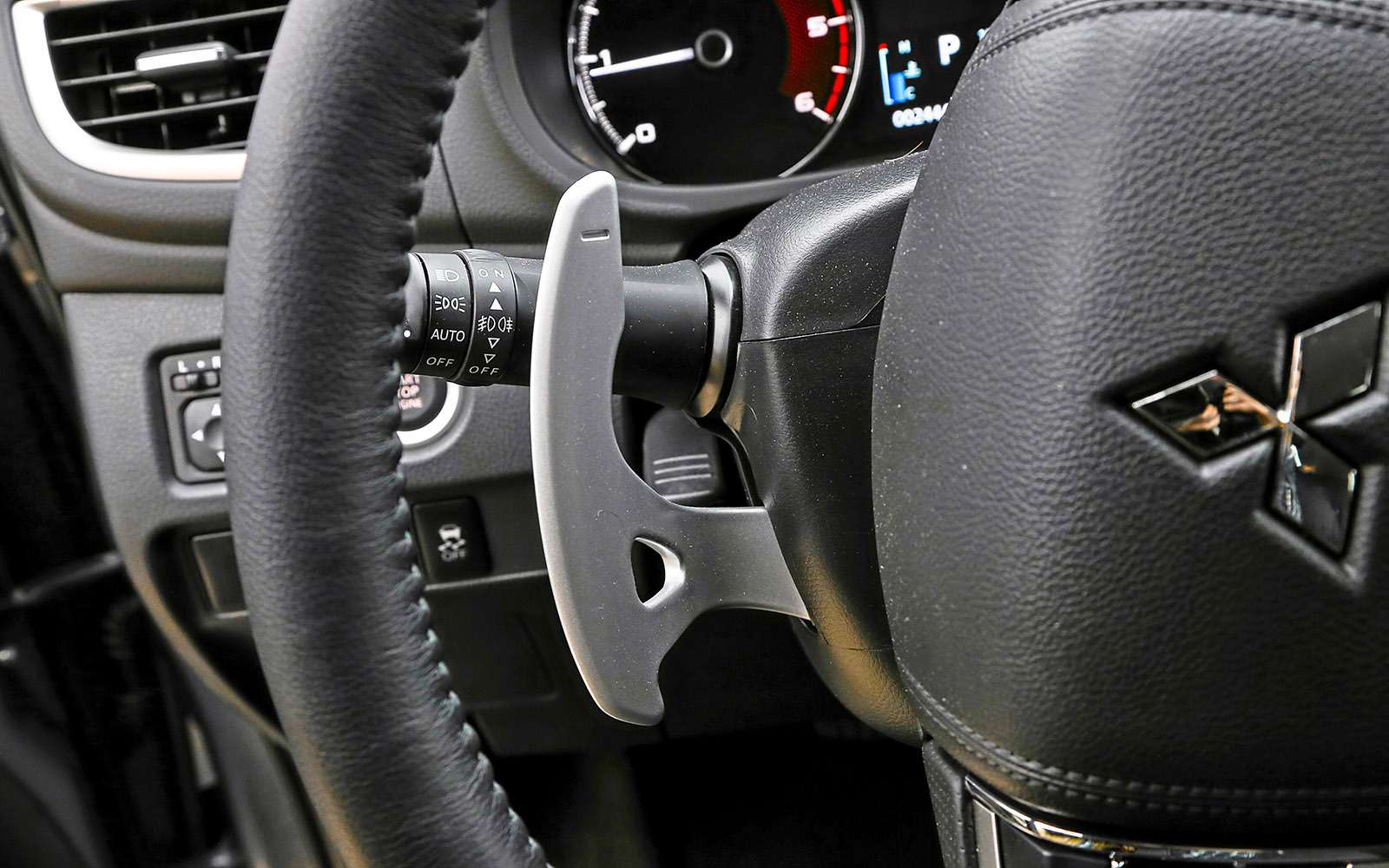 Mitsubishi Pajero Sport и Kia Mohave — сравнительный тест настоящих внедорожников — фото 769872