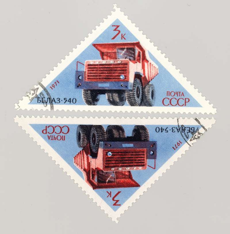 Почтовая марка с изображением автомобиля, 1971 г. Сравнив два экземпляра, заодно можно оценить и уровень советской полиграфии, допускавшей заметные расхождения по насыщенности печати в тираже государственных знаков почтовой оплаты