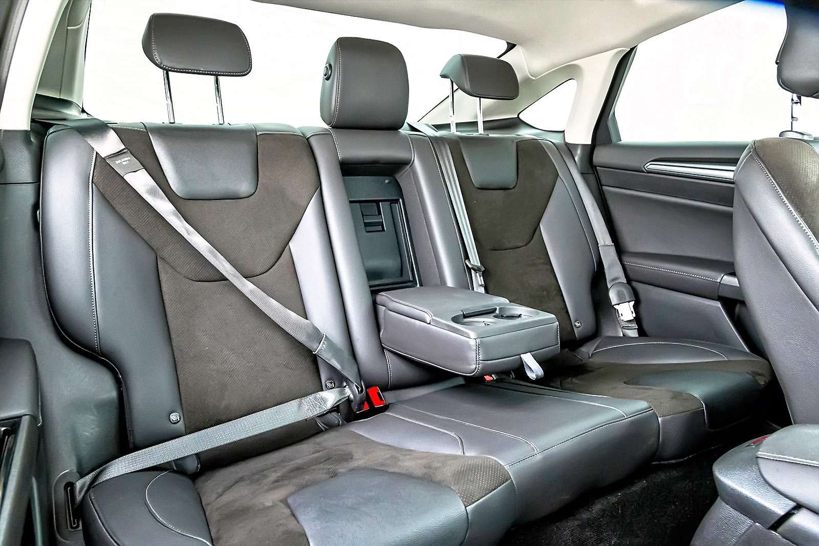 Ford предложил экипировать подушками безопасности ремни задних пассажиров. Подобной системой серийно оснащается седан Ford Mondeo.