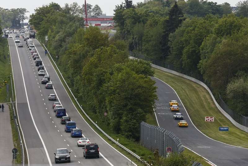 Слева — шоссе, ведущее к автодрому, справа — гоночное полотно Нордшляйфе.