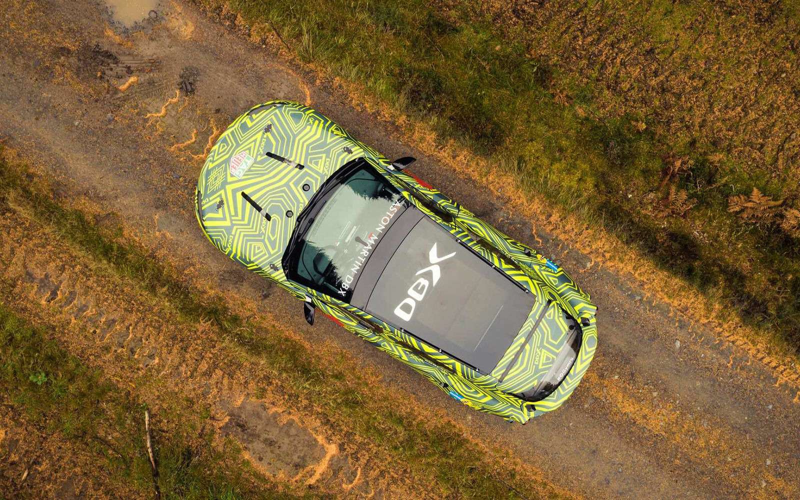 Aston Martin показал свой кроссовер на фото и видео — фото 922765