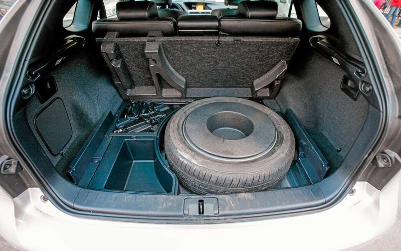 Багажник глубокий, но невысокий – заявлено всего 446 л, маловато для машины такого размера. Правда, есть резервные емкости под полом.