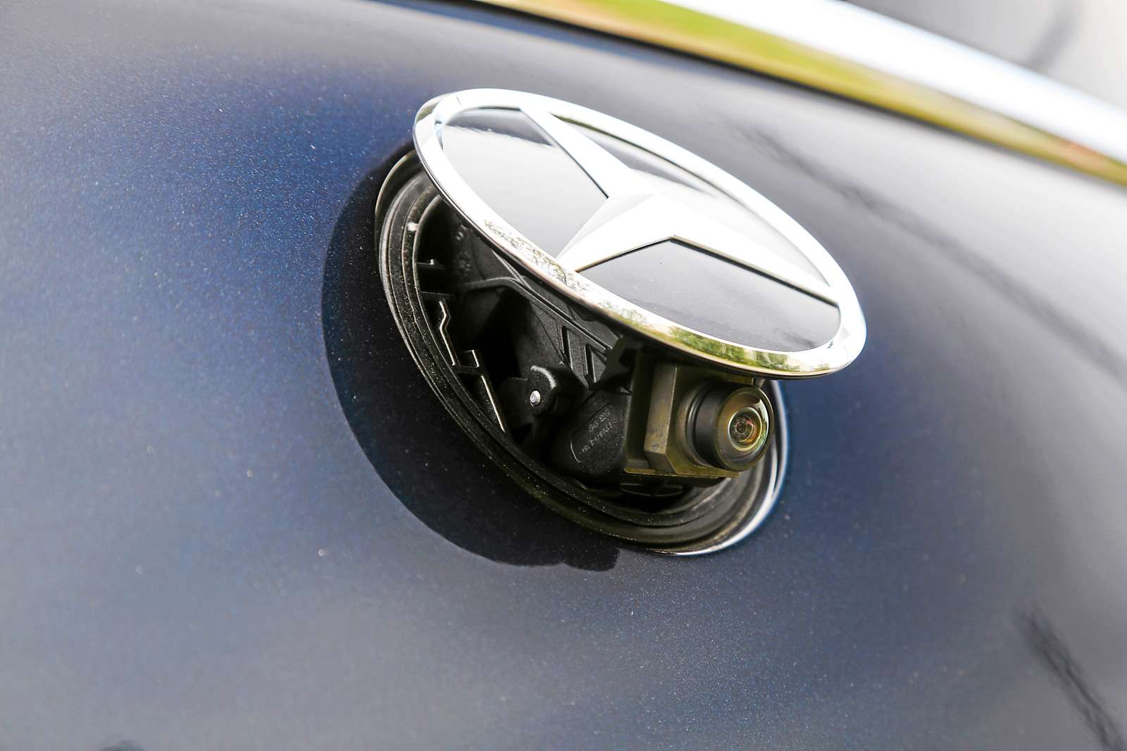 Mercedes-Benz GLE 400 4Matic Coupe. Камера заднего вида выныривает из-под эмблемы.