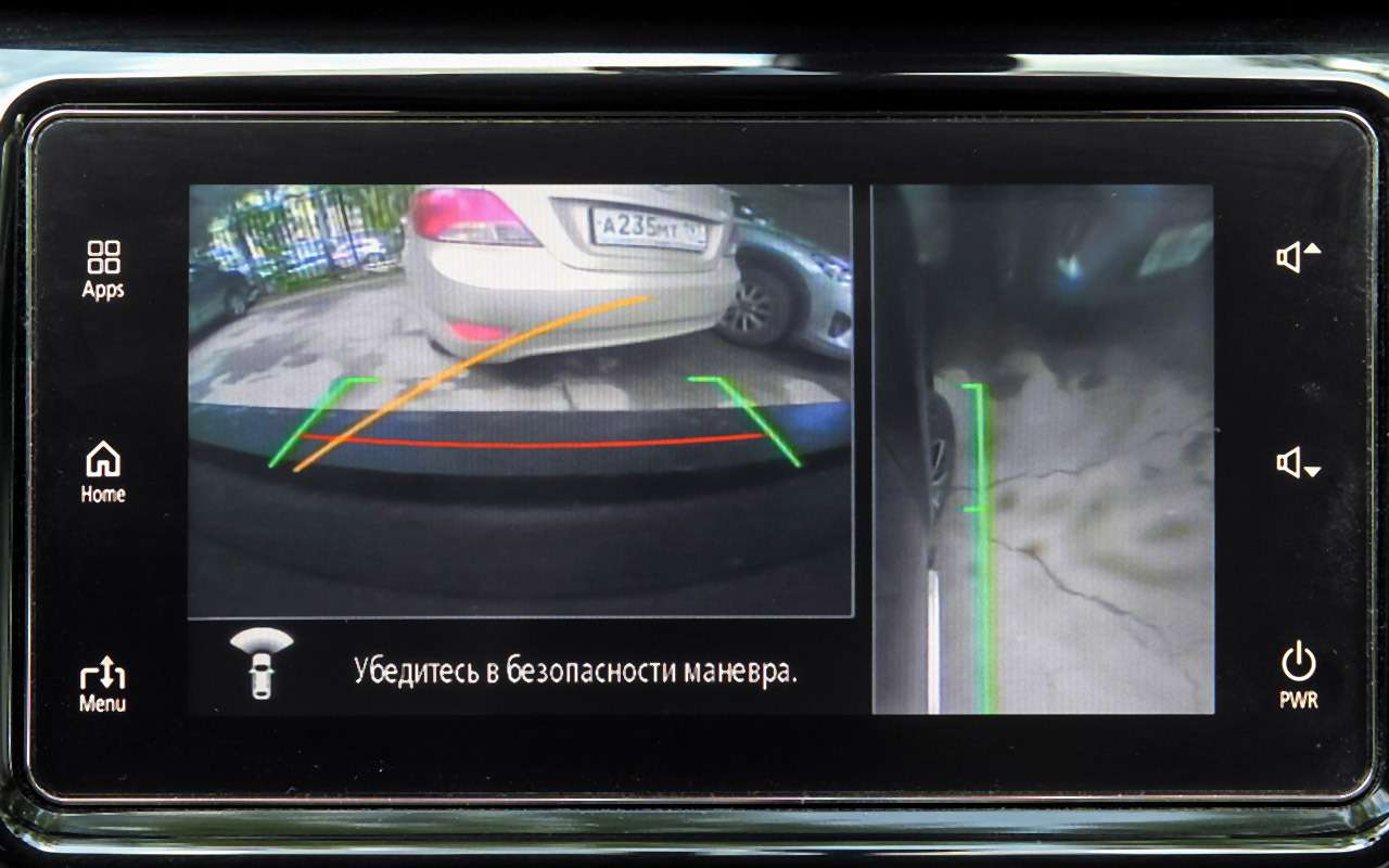 Качество изображения системы кругового видеообзора оставляет желать лучшего. Парадокс в том, что она и парктроник отнесены маркетологами к невиданной роскоши. Их ставят только в топ-версии (от 3 265 000 рублей).