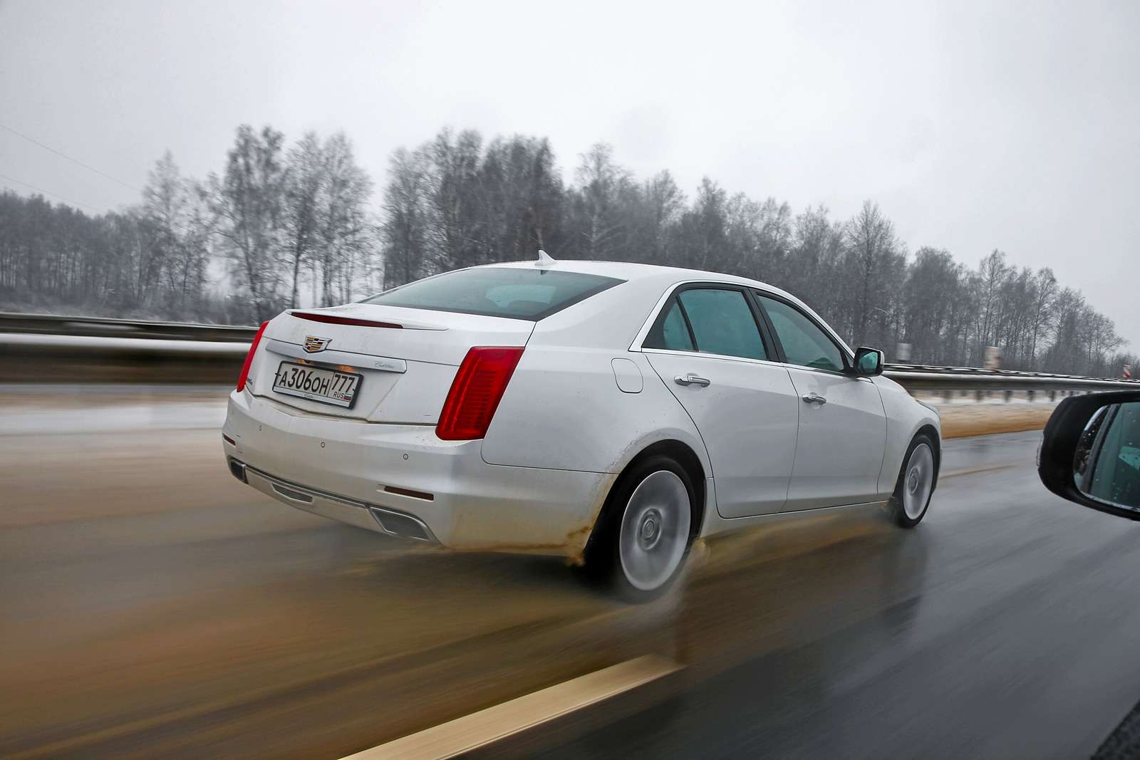 Cadillac CTS. Огромный угловатый седан вызывает уважение: не подходи – убьет!