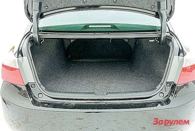 У багажника проем широкий. Загрузку поклажи облегчает и самая малая погрузочная высота — 660 мм. 