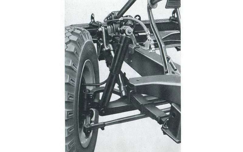 Важное отличие ГАЗ‑53 от ГАЗ‑51 – амортизаторы в передней подвеске. У «пятьдесят первого» они были рычажными, на ГАЗ‑53 – телескопическими. Сзади вместо амортизаторов по-прежнему ставили дополнительные ­рессоры.