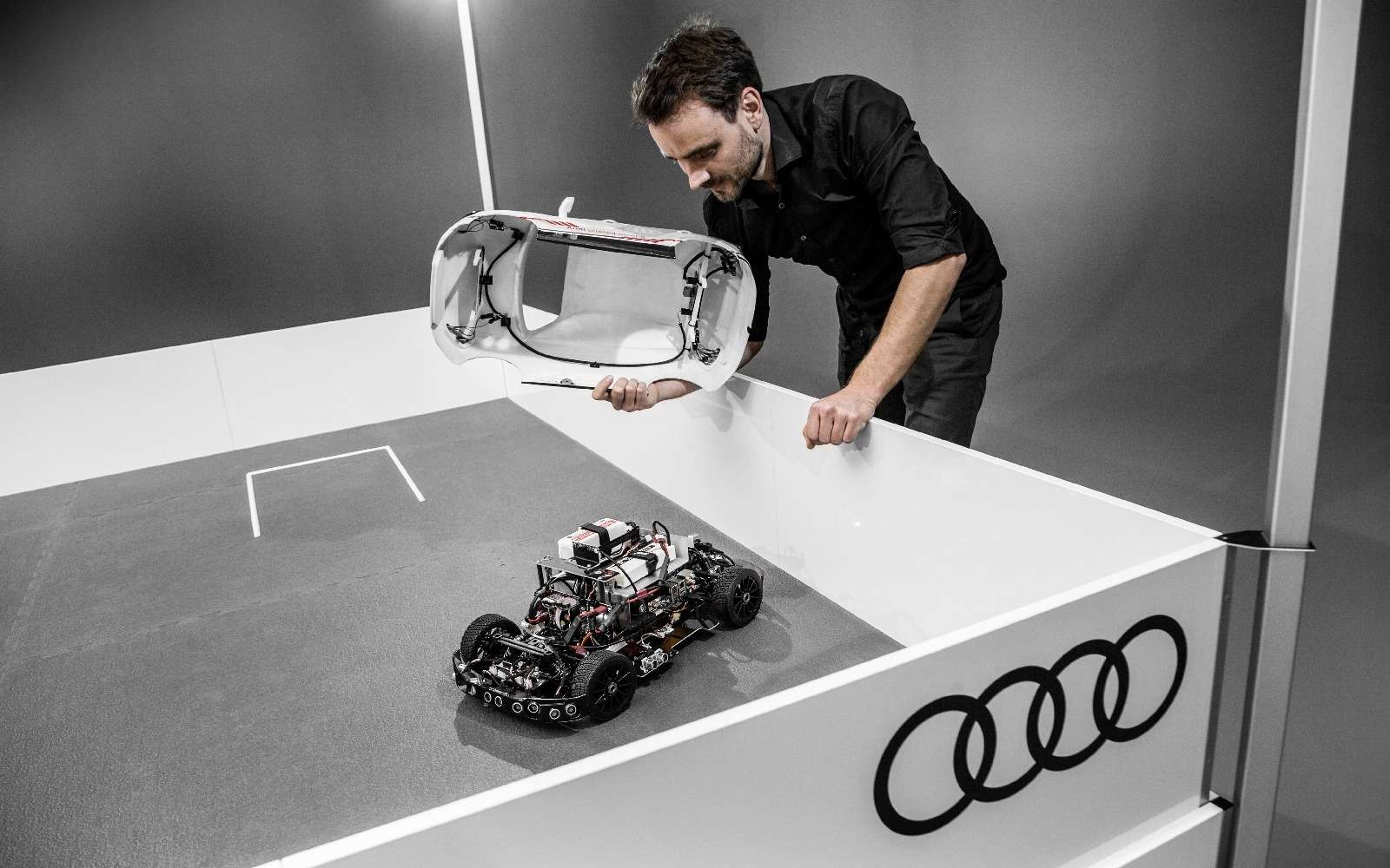 Игры искусственного разума: Audi воспитывает в манеже маленького робота — фото 674041